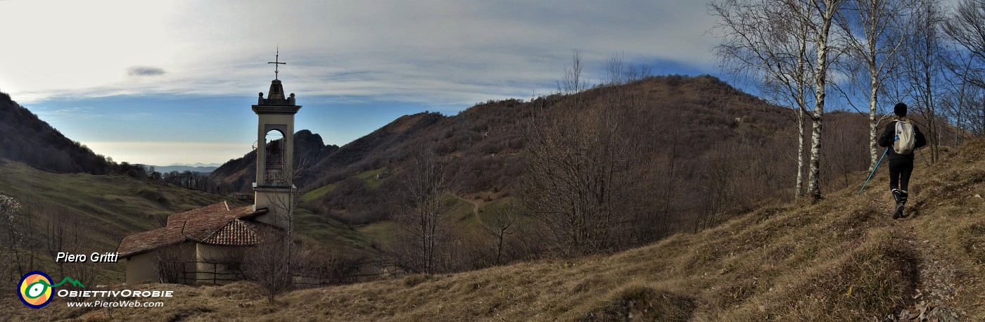 61 Passiamo su sentiero a monte della Chiesetta di San Barnaba.jpg